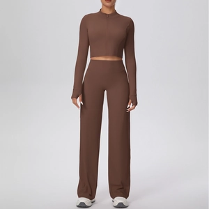 Détail de l'ensemble de yoga marron foncé avec passe-pouces et tissu élastique