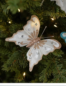 Nahaufnahme von glitzerndem weißem Schmetterling Christbaumschmuck mit Schmucksteinen