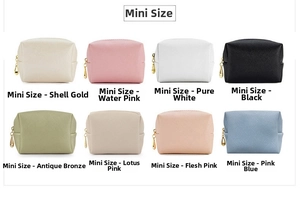 Dettaglio ravvicinato di mini trousse per cosmetici colorate in pelle sintetica a grana