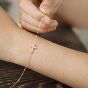 Minimalistisches Armband aus Sterlingsilber mit Kreuzanhänger und Zirkonia für Damen