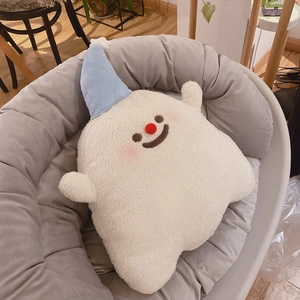 Detail eines flauschigen Geisterkissens aus weißem Fleece mit blauem Hut als Deko