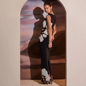 Robe longue noire sans manches, coupe ajustée avec imprimé floral et fente latérale