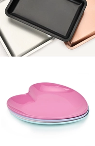 Selezione di vassoi metallici rettangolari e piatti colorati a cuore per organizer