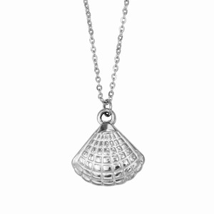 Gros plan du pendentif coquillage argenté texturé sur une fine chaîne maille forçat