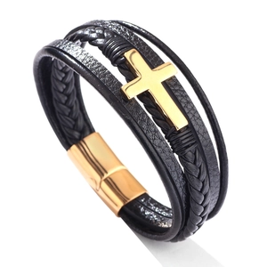 Bracciale in pelle nera intrecciata con croce in acciaio dorato e chiusura magnetica
