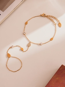 Dettaglio macro del bracciale ad anello in acciaio inossidabile placcato oro 18k con zirconi