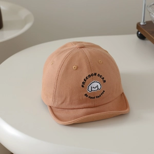 Détail de casquette bébé avec broderie chien mignonne et bord souple et court