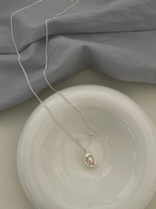 Detail of S925 silver necklace featuring a pink freshwater pearl in a unique metal wrap