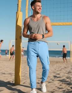 Détail du pantalon cargo bleu clair avec taille à cordon et poches latérales
