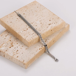 Elegant silver Boston chain bracelet with clover petals on natural beige stones