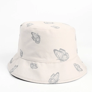 Coutures détaillées sur chapeau bob beige avec motifs papillons gris dessinés