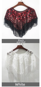 Détail de la cape en mesh avec broderie de sequins et longues franges en rouge et blanc