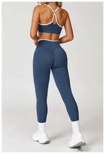 Detail van de cross-high-waist yoga legging en sport-bh met witte contrastbiezen achterkant