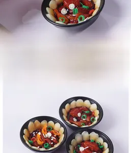Vista dettagliata del modello in miniatura di stufato di pollo con texture realistiche