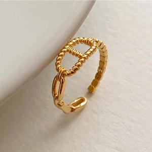 Detail of S925 sterling silver ring with gold plating and twisted rope texture