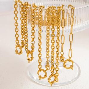 Sélection de colliers en acier inoxydable doré 18 carats avec divers fermoirs