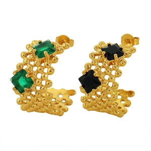 Boucles d'oreilles C en acier titane plaqué or 18K avec zircons verts et noirs