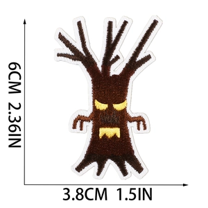 Dettaglio della toppa ricamata a forma di albero di Halloween con misura 6cm x 3,8cm