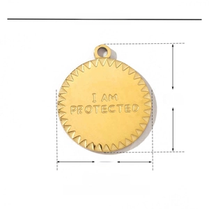 Vue détaillée du pendentif doré en acier inoxydable avec gravure et dimensions précises