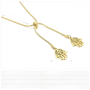 Détail du collier chaîne serpent ajustable en acier doré avec pendentif main de Fatma