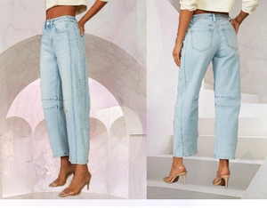 Dettaglio jeans blu chiaro a gamba dritta con cuciture a contrasto e pannelli cuciti
