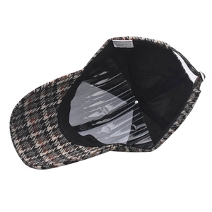 Détail de l'intérieur de la casquette pied-de-poule avec étiquette et doublure noire