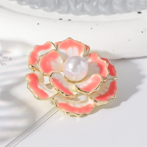 Spilla a forma di camelia in smalto rosa con perla centrale e finiture in metallo dorato