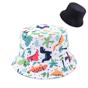 Dettaglio del cappello alla pescatora per bambini con motivi di dinosauri colorati e cotone