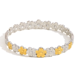 Zweifarbiges Gänseblümchen-Armband aus vergoldetem Edelstahl auf weißem Hintergrund