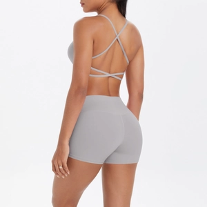 Détails des fines bretelles croisées et du short taille haute de cet ensemble yoga