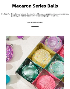 Vue macro de boules de Noël de style macaron colorées avec paillettes et motifs de neige