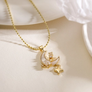 Collana placcata oro 18K con ciondolo luna in madreperla, gatto in zircone e stella