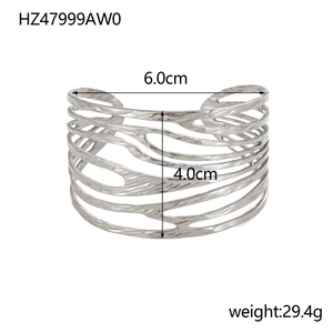 Macro detail of wide silver stainless steel bangle with dimensions 4.0cm height and 6.0cm inner diameter