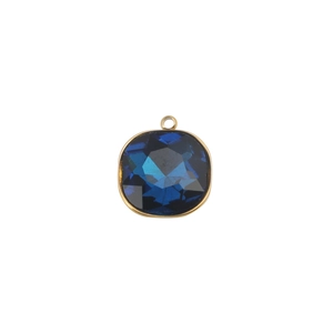 Détail du pendentif carré en acier inoxydable doré avec pierre de naissance bleue