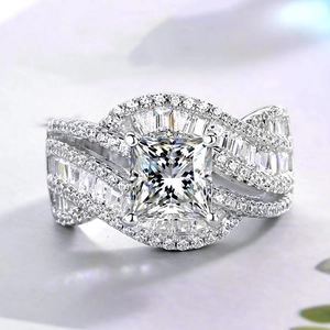 Luxuriöser silberner Ring mit quadratischem Halo und gedrehtem Pavé-Diamantband