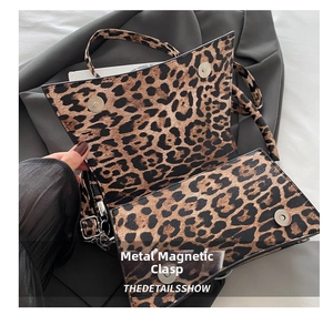 Dettaglio della borsa leopardata con doppia chiusura magnetica in metallo a scatto