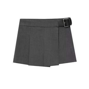 Jupe-short plissée grise chic pour femme avec ceinture réglable en cuir noir