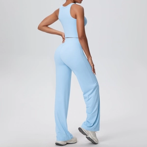 Set yoga a coste azzurro con canotta sportiva e pantaloni larghi a gamba dritta
