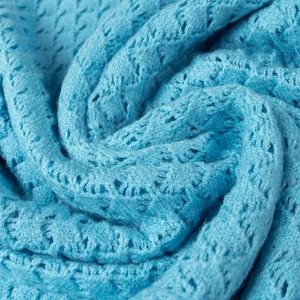 Gros plan sur le tissu en maille ajourée bleue avec motifs crochetés détaillés
