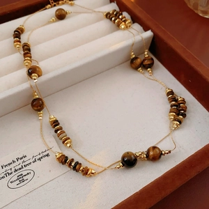Collier double rang en œil de tigre avec perles dorées dans un écrin en bois vintage