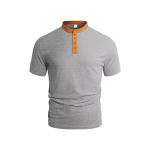 T-shirt ajusté gris pour homme avec col henley contrasté orange, vue 3D sur fond blanc