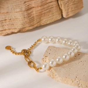 Elegant 18K gold plated stainless steel bracelet with white pearls and bold chain link