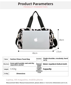 Sac de voyage étanche motif vache avec compartiment sec humide et bandoulière chic.