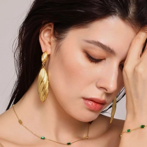 18K gold-plated stainless steel striped shell jewelry set with green gemstones on model