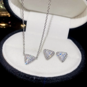 Détail du parure collier et boucles d'oreilles triangles argentés sertis de zircons