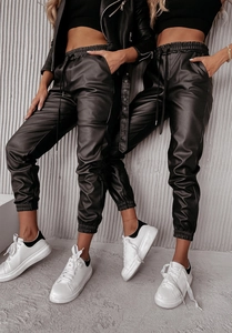 Dettagli della trama fine e della finitura lucida dei pantaloni jogger in ecopelle nera