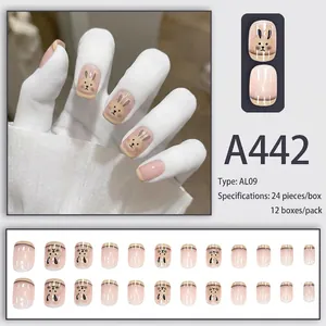 Korte nude roze gradiënt nepnagels met schattig konijnenontwerp en 24 stuks set