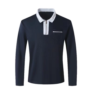 Dettaglio polo blu scuro a maniche lunghe con colletto bianco e cerniera lampo