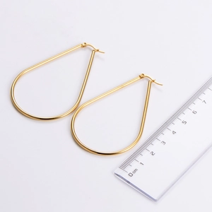 Boucles d'oreilles créoles gouttes en acier doré avec règle de mesure pour la taille