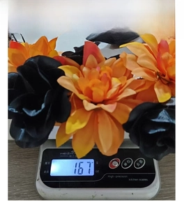 Détail de la couronne d'Halloween légère de 167g sur une balance pour vérifier le poids